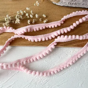 Finitura per cucito fai-da-te con morbidi pompon rosa su nastro a maglia per abiti
