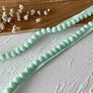 Passamaneria con pompon verde menta per abbigliamento fai-da-te e decorazioni