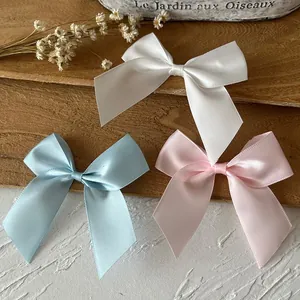 Set mit drei handgefertigten 2,5 cm Satin-Schleifen in Weiß, Hellblau und Rosa für DIY