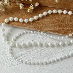 Elegante pizzo con perline bianche finte per artigianato fai-da-te e decorazioni