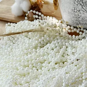 Pizzo con perle bianche per artigianato fai-da-te e decorazioni eleganti per abiti