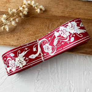 Rood satijnen lint met zilveren bloemmotieven voor DIY-cadeauverpakkingen en handwerk