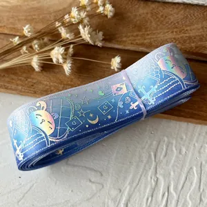 Nahaufnahme von holografischem Silberband mit Hasen-Print für DIY-Schleifen-Basteln