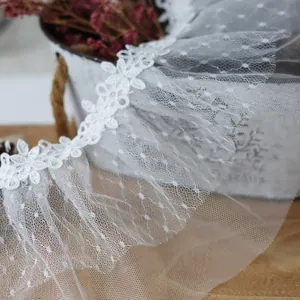 13 cm breite weiße wasserlösliche Spitzenborte mit Blumenstickerei und Punkterüschen