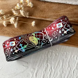 Nahaufnahme von Satinband mit holografischem Katzenmuster und dunkelrotem Farbverlauf für DIY
