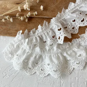 Ruban en dentelle de coton blanc avec broderie cœur et bord plissé pour couture créative