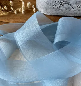 Dettaglio macro nastro di organza azzurro da 10 m con trama tessuta per fai da te