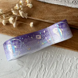 Verlaufendes lila Band mit holografischem Silber-Hasen und Spielkarten für DIY-Bastelarbeiten
