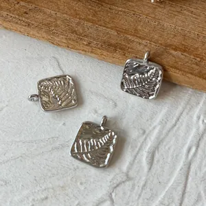Pendentifs carrés argentés avec relief de feuille en acier pour création bijoux