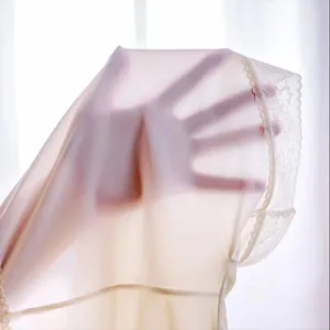 Primo piano di tessuto a rete trasparente ultrasottile con pizzo fine ed elevata elasticità