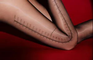 Detail einer glänzenden braunen Strumpfhose mit einzigartigem vertikalem Lineal-Druck