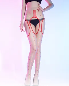 Détail de collants chair transparents avec motifs de cœurs rouges et effet porte-jarretelles