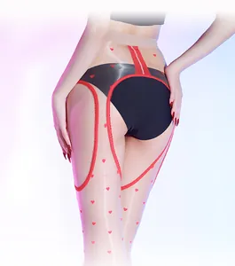 Vue détaillée des pois cœurs rouges et dentelle ajourée sur bas brillants transparents