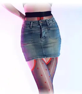 Détail du collant noir transparent avec motifs cœurs rouges et effet jupe en jean
