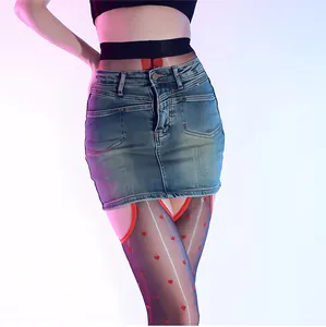 Détail de collants noirs brillants avec motifs de cœurs rouges et effet huileux sexy