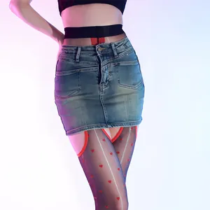 Bas ultra-fins brillants à motifs de cœur avec une mini-jupe en jean bleu élégante