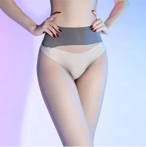 Dettaglio dei collant senza cuciture color nudo con fascia modellante grigia in vita