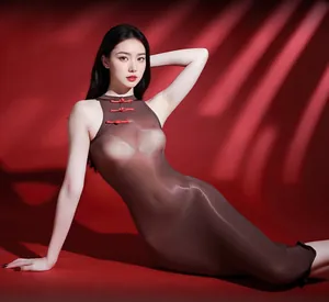 Détail de la robe moulante marron transparente avec boutons chinois rouges