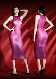 Détail du qipao violet transparent avec nœuds rouges et texture lisse et soyeuse