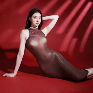 Robe cheongsam moulante transparente marron avec des boutons chinois rouges