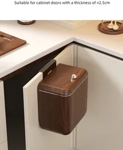 Détail d'une poubelle en bois de noyer sur porte de placard de moins de 2,5 cm d'épaisseur