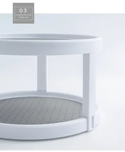 Détail de la surface grise antidérapante et de la fente en U sur l'étagère de cuisine blanche