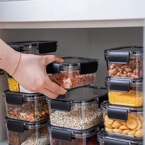Stapelbare plastic voorraadbakken met zwarte luchtdichte deksels voor de keukenopslag