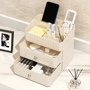 Dreistufiger cremefarbener Make-up-Organizer mit Rautenmuster und transparenten Griffen
