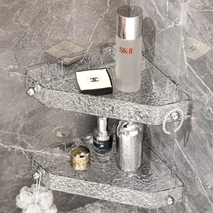 Estante de baño esquinero con textura de glaciar y ganchos plateados para ducha