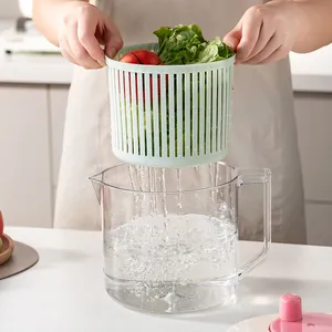 Manual salad spinner kitchen tool with green inner basket and 2500ml clear container