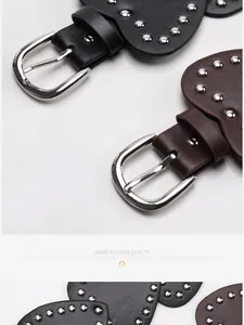 Detail van punk-stijl hartvormige leren patches met zilveren metalen klinknagels op de riem