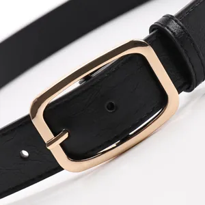 Minimalistische zwarte lederen damesriem met vierkante gouden gesp voor jeans