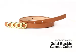Détail d'une ceinture fine en cuir camel pour femme avec boucle chaîne dorée élégante