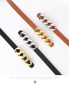 Détail de ceintures en cuir noir et marron avec boucles à chaînes dorées et argentées