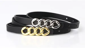Détail de fines ceintures en cuir noir avec boucles à chaîne dorée et argentée