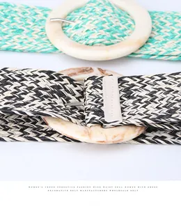 Dettaglio delle cinture intrecciate boho con fibbie rotonde in resina e trama in fibra fine