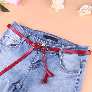 Fine ceinture en cuir rouge pour femme avec pompons élégants et boucle en métal