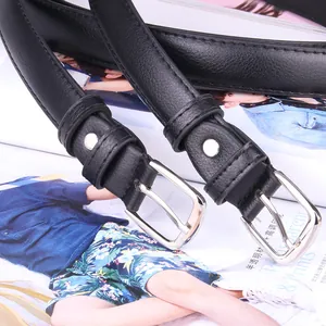 Ceinture fine en cuir noir pour femme avec boucle ardillon argentée polie sur magazine