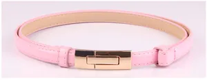 Détail d'une ceinture fine rose clair avec boucle en métal doré et coutures renforcées