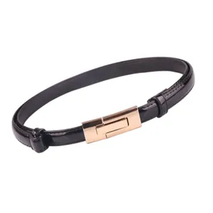 Ceinture fine en cuir verni noir pour femme avec une boucle élégante en métal doré
