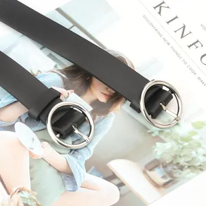 Ceinture classique noire pour femme avec boucle ronde argentée sur un magazine Kinfolk