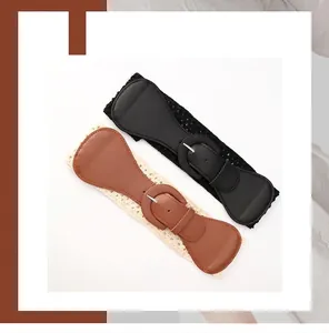 Nahaufnahme breiter Retro-Taillengürtel in Schwarz und Braun mit runden Schnallen und Gummizug
