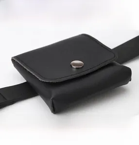 Detail der schwarzen Leder-Gürteltasche mit silbernem Druckknopf und PU-Gürtel