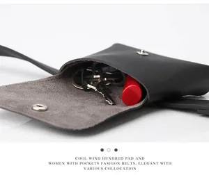 Detailansicht der Kapazität einer schwarzen Mini-Gürteltasche mit Lippenstift und Schlüssel