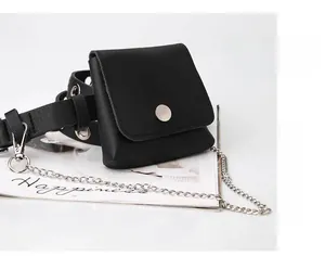 Detail der schwarzen Gürteltasche mit Silberkette und Metallösen am Gürtel-Dekor