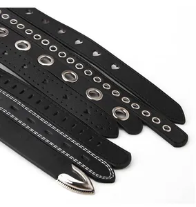 Detailansicht von fünf schwarzen Ledergürteln mit Herzmotiven und Metallösen-Designs