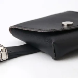 Schwarze Mini-Gürteltasche aus Leder im Hip-Hop-Stil mit Metallknopf und Ketten-Detail