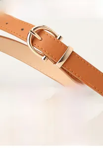 Détails de la ceinture fine en cuir pour femme avec boucle dorée et surpiqûres