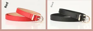Détail de ceintures fines rouges et noires avec boucles dorées en D et surpiqûres