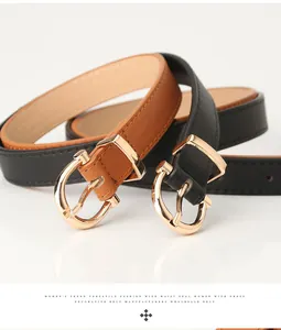 Gros plan de ceintures en cuir noir et marron caramel avec boucles étrier dorées